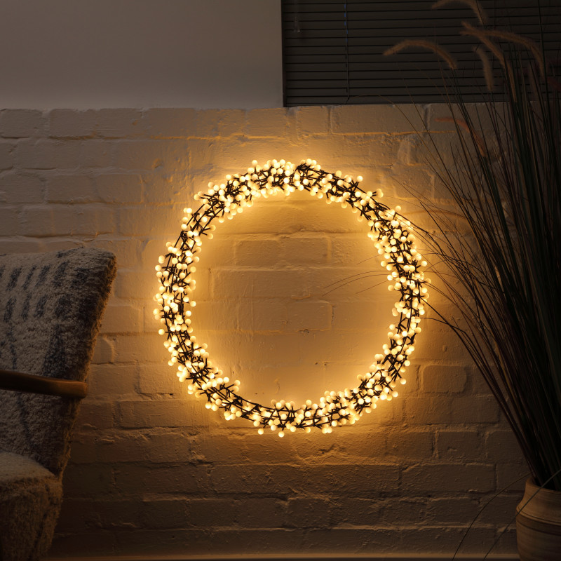 60CM WARM WHITE BERRY WREATH 700 LEDS