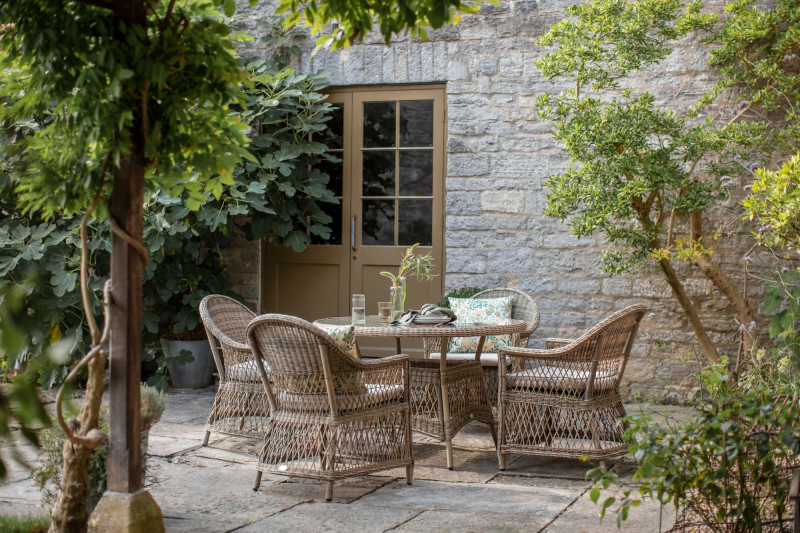 Rosemoor 120cm Round Table with 4 Armchairs, Parasol and Base photo