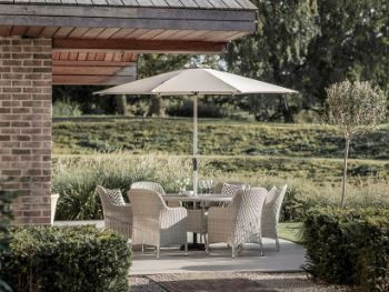 Tetbury Nutmeg Rattan 6 Seat Round Dining Set with Tree-Free Top, Parasol & Base